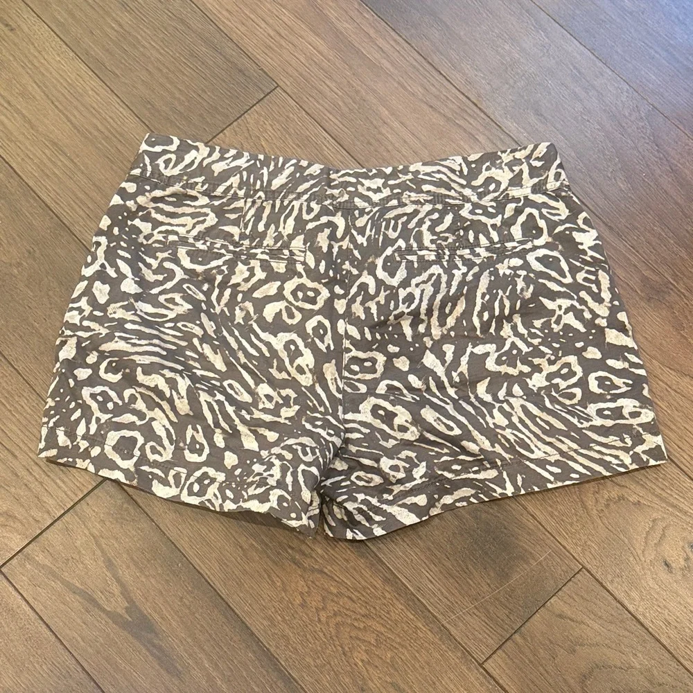 LOFT Animal Print Shorts Size 8 C9-009